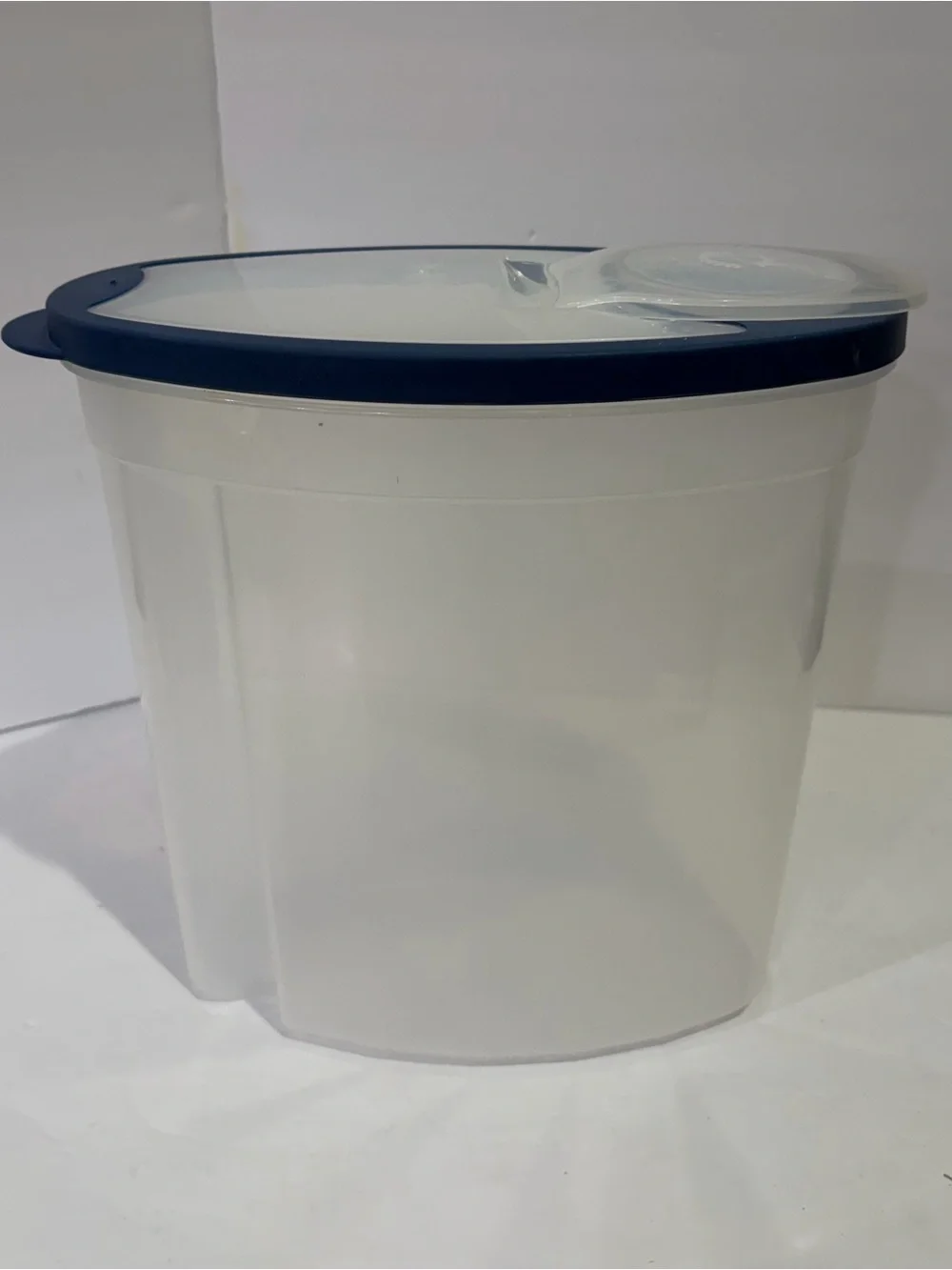 Vintage Rubbermaid Servin’ Saver Flex Seal Cereal Keeper EUC